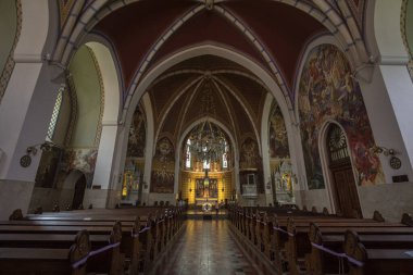 BLED, SLOVENIA - 12 Haziran 2021: Saint Martin Kilisesi 'nin içi, veya sunakları ve banklarıyla Cerkev Svetog Martina. Slovenya 'nın Katolik kilisesi ve anıtı.