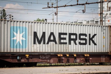 LJUBLJANA, SLOVENIA - 17 Haziran 2021: Maersk logosu bir yük treninde. Maersk Lloyd Danimarkalı bir lojistik ve kargo taşıma şirketi.