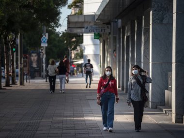 BELGRAD, SERBIA - 4 AĞUSTOS 2021: Hintli turistler, Hintli iki genç kadın, Hintli kızlar, Coronavirus Covid 19 krizinde yüz maskesi takarak seyahat ederken Belgradlı bir sokakta yürüyorlar.