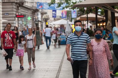 BELGRAD, SERBIA - 5 Ağustos 2021: Hintli turistler, Hintli genç erkek ve kadın, seyahat ederken, Coronavirus Covid 19 krizinde maske takıyorlardı.