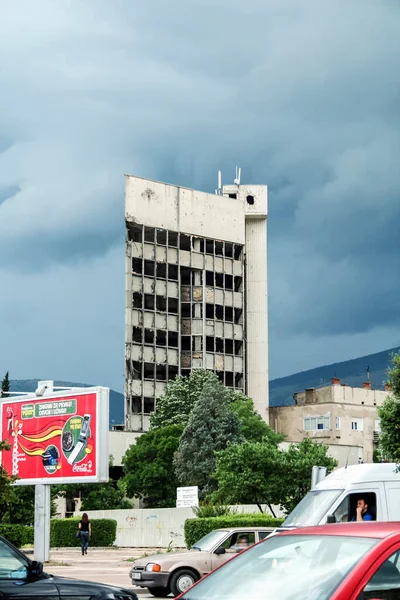 Mostar Bosnia Junho 2008 Fachada Principal Edifício Danificado Bombardeado Torre — Fotografia de Stock