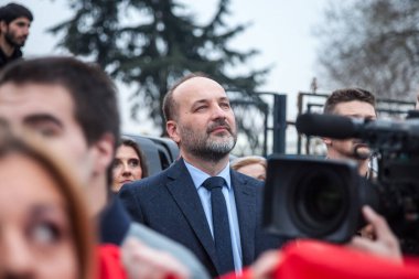 BELGRAD, SERBIA - 18 Mart 2019: Sasa Jankoviç, 2017 Sırbistan cumhurbaşkanlığı seçimlerinin Avrupa yanlısı Demokrat adayı, siyasi bir mitingde sahnede duruyor