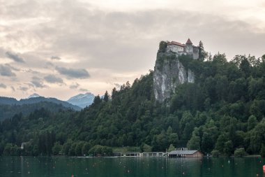 Blejski Hrad olarak da bilinen Bled Kalesi 'ndeki seçici bulanıklık yazın, gün batımında, Julian Alpleri' nin dağlarında. Bled Castle Slovenya 'nın büyük bir anıtı