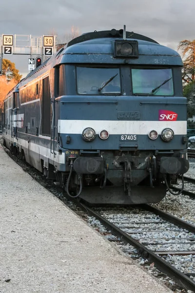 2008年 平成20年 2月4日フランスのAix Provence エイクス プロヴァンス 駅に入る Sncfフランス鉄道のBb 67400形気動車に牽引された地方発のTer列車 — ストック写真
