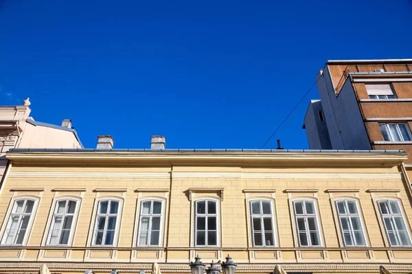 位于塞尔维亚贝尔格莱德历史中心Stari Grad老城区街道上一座公寓式住宅的典型奥匈立面 位于该城最旅游区 — 图库照片