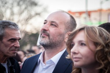 BELGRAD, SERBIA - 29 Mart 2017: Sasa Jankoviç, 2017 Sırbistan cumhurbaşkanlığı seçimlerinin Avrupa yanlısı Demokrat adayı, siyasi bir mitingde sahnede duruyor