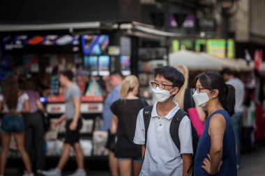 BELGRAD, SERBIA - 7 Haziran 2020: Genç Asyalı çift, aşıklar, Çinliler, Belgrad caddesinde Coronavirus covid 19 sağlık krizi sırasında solunum maskesi takıyorlar