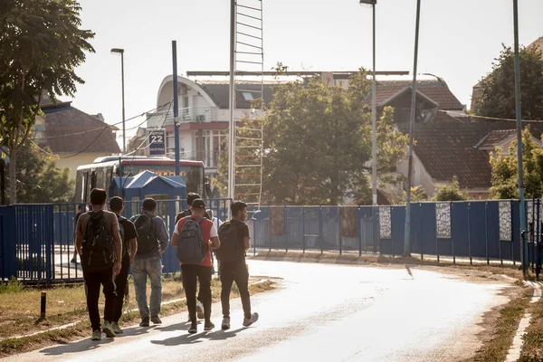 Obrenovac Serbia 2021年8月15日 来自阿富汗的非洲裔青年难民 在逃避巴尔干路线的非洲裔冲突和难民危机时 步行到公交车站乘车 — 图库照片