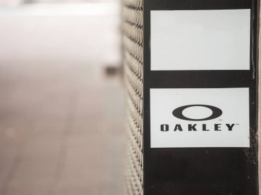 BELGRAD, SERBIA - 30 Mayıs 2021: Belgrad için yerel perakendecilerinin önünde bir Oaxley logosu üzerinde seçici bulanıklık. Oaxley, güneş gözlüğü ve spor aletleri üreten Amerikalı bir üretici..
