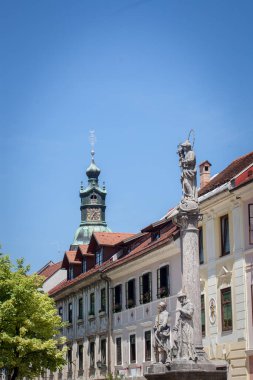 Slovenya 'nın Skofja loka kentinin ana meydanı olan Mestni Trg Panoraması, belediye binası, obcina, 18. yüzyıldan kalma bir marian sütunu ve Avusturya Macaristan' dan tipik barok binaların cephesi.
