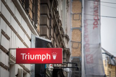 ZAGREB, CROATIA - 18 Haziran 2021: Triumph uluslararası logosu Zagreb perakendecilerinin önünde, Triumph İsviçreli uyurgezer ve kaliteli iç çamaşırı üreticisi