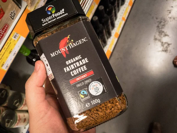 BELGRAD, SERBIA - 14 Ağustos 2021: Mount Hagen kahve logosu Belgrad 'da satılık dondurulmuş hazır kahve kavanozunun üzerinde. Mont Hagen, kafeinli organik ürünlerin adil bir markasıdır.