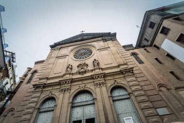 Valencia 'nın başkenti Valencia' da bulunan Katolik Gotik Diriliş Kilisesi Basilica del Sagrado Corazon de Jesus (İsa 'nın Kutsal Kalbi Bazilikası) cephesi..