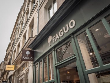 PARIS, FRANCE - 22 Haziran 2025: Paris 'teki Faguo dükkanının girişi üzerinde ağaç logosu ve tabelası olan önü. Faguo Fransız moda markasıdır, gündelik kıyafet konusunda uzmandır..