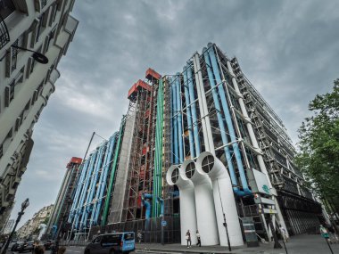 PARIS, FRANCE - 22 Haziran 2025: Centre Georges Pompidou, Paris 'te açıkta olan boruları gösteriyor. Beaubourg Bölgesi 'nde yer alan müze, Avrupa' nın en büyük modern sanat müzesi ve Paris 'in önemli bir simgesidir.