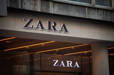 BELGRAD, SERBIA - 29 Mart 2025: Sırbistan 'ın başkenti Belgrad' daki bir Zara mağazasının önündeki Zara logosu. Zara İspanya 'dan bir moda perakendecisi, giyim ve aksesuarlarda uzmanlaşmış..