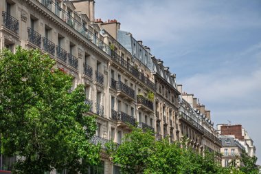 Paris 'te Haussmann tarzı bir apartman cephesi. Büyük bir bulvar. Zarif kireçtaşı binalar klasik 19. yüzyıl şehir planlama ve şehir konutları ve Paris ve Fransa 'daki gayrimenkulleri gösteriyor..
