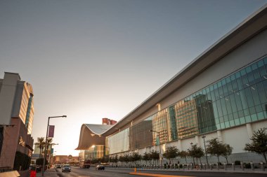 LAS VEGAS - 20 AĞUSTOS 2024: Şafak ışığı Sands Bulvarı boyunca Las Vegas Kongre Merkezi 'nin ön cephesine vuruyor..
