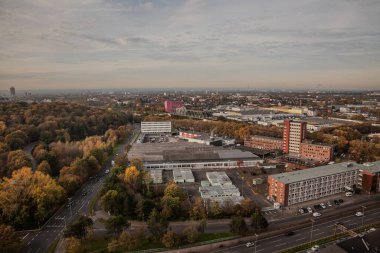 Köln Neustadt 'ın Köln Almanya üzerindeki sabah hava manzarası, sanayi bölgelerini, blokları, yolları ve ufukta uzanan sonbahar ağaçlarını gösteriyor, Rhineland metropoliten manzarasını yakalıyor..