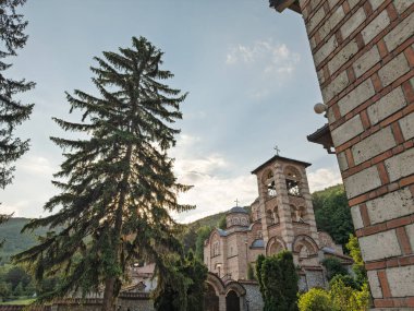 Ağaçlar arasında tuğla ve taş kilisesi, çan kulesi ve kemerleri bulunan bir Sırp Ortodoks manastırı olan Valthe yakınlarındaki Manastır Celije Panoraması. Manastir Celije bir Sırp ortodoks manastırı..