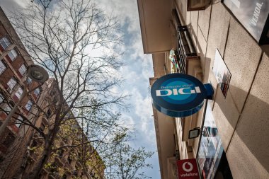 BARCELONA, SPAIN - 5 Nisan 2025: DiGI imzası Barselona kaldırımında 'Distribuidor oficial' yazılı, bir telekom perakendecisini işaret ediyor, İspanya 'daki mobil ve fiber operatörün varlığını gösteriyor.