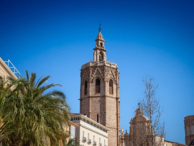 El miguelete, ya da Micalet Kulesi, ya da Valensiya Katedrali 'nin çan kulesi Torre del Micalet, İspanya' da yükselir. Valencia Katedrali 'nin büyük bir simgesi..