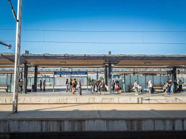 BELGRAD, SERBIA - 10 Ağustos 2025: Sırbistan 'daki Yeni Belgrad tren istasyonunda bekleyen yolcular. Banliyö sakinleri rayların, Sırp demiryollarının ve toplu taşıma araçlarının görünümü.