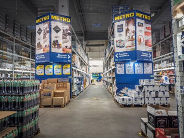 BELGRAD, SERBIA - 9 Ağustos 2025: Sırbistan 'ın Belgrad kentinde bir Metro Cash ve Carry toptan satış mağazasındaki koridorlar. raf, paletler, yiyecek ve horeca malzemeleri için mavi tabela toplu perakende ve B2B alışveriş gösteriyor.