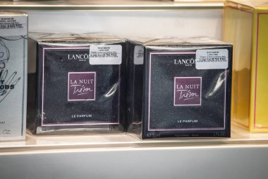 BELGRAD, SERBIA - 10 Ağustos 2025: Belgrad 'da bir mağaza rafındaki Lancome La Nuit Tresor Le Parfum kutuları. Lancome Fransız parfümü ve kozmetik markasıdır..