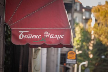 BELGRAD, SERBIA - 10 Ağustos 2025: Sırbistan 'ın Belgrad kentindeki bir mağazanın üzerindeki Beteks Plus logosu. Beteks Sırp, eski bir Yugoslav moda perakendecisi, erkek giyim ve kadın giyim konusunda uzman..