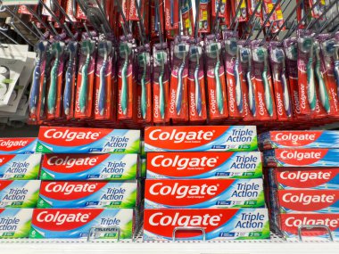 VALENCIA, İspanya - 6 Nisan 2025: Valencia, Colgate 'de bir süpermarkette Colgate diş macunu kutuları ve diş fırçaları, diş macunu ve diş macunu gibi Amerikan markasıdır..
