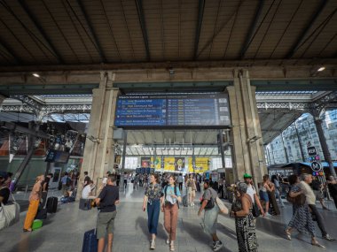PARIS, FRANCE - 22 HAZİRAN 2025: Platformların üzerinde kalkış tahtasıyla Paris Gare du Nord 'un ana salonu, SNCF, Gare du Nord Paris Ana Tren İstasyonu ve bir toplu taşıma merkezi tarafından işletiliyor..