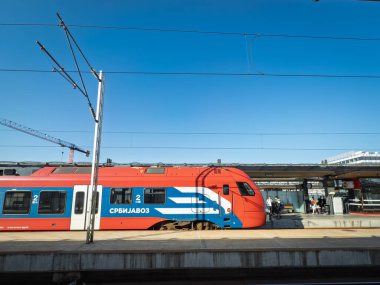 BELGRAD, SERBIA - 10 AĞUSTOS 2025: SrbijaVoz Stadler FLIRT birimi modernizasyondan sonra Belgrad ve Novi Sad arasındaki Novi Beograd istasyonuna girdi. Srbija Voz Sırp yolcu tren şirketi..