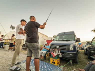 SABAC, SERBIA - SEPTEMBER 20, 2025: Sırbistan 'ın Sabac kentindeki bir Sırp toplumunun sembolü olan Sabacki Vasar fuarında iki adam şişe yakalama oyunu oynuyor.