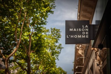 PARIS, FRANCE - 22 HAZİRAN 2025: Paris 'teki La Maison de l' Homme için imzala, Erkekler için özel dikim ve takım elbise butiği.