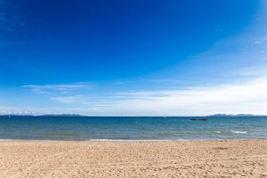 La Londe les Maures, Fransa 'daki Plage de Miramar Sahili' nin Panorama 'sı Fransız Riviera' sı, Var 'da Akdeniz ve Iles d' Or ile birlikte. Kumlu sahil şeridi ve mavi gökyüzü bir Cote d 'Azur deniz manzarasını betimliyor..