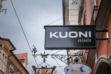 GRAZ, AUSTRIA - 22 Aralık 2024: Graz 'da Kuoni Reisen için imza. Kuoni Seyahat, İsviçreli turizm şirketi..
