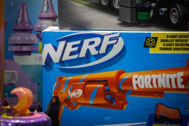 BELGRAD, SERBIA - 1 Mart 2025: Belgradlı bir süpermarkette Nerf logosu ve Hasbro 'nun popüler köpük dart markasını temsil eden Fortnite temalı bir patlayıcının yer aldığı Nerf oyuncak paketine yakından bakın.