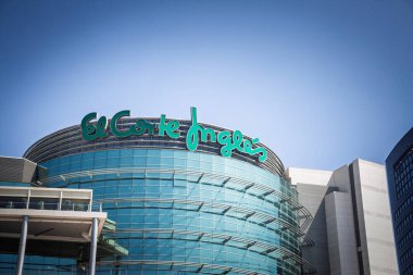 VALENCIA, İspanya - 9 Nisan 2025: Valencia, İspanya 'da bir mağazanın ön cephesinde El Corte Ingles logosu. El corte ingles İspanyol mağaza zinciri ve perakende süpermarketler zinciri..