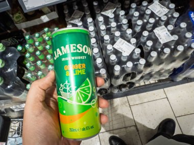 BELGRAD, SERBIA - 30 Ağustos 2025: Belgrad 'daki süpermarket raflarının üzerinde Jameson Ginger & Lime 250 ml' lik yakın çekim. % 5 ABV 'lik viski bazlı RTD kokteyl perakende satışları arasında..