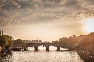 PARIS, FRANCE - 22 Haziran 2025 Pont Neuf köprüsü ve 