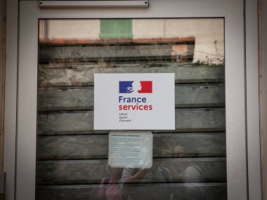 LA LONDE, FRANCE - 28 SEPTEMBER 2025: La Londe-les-Maures 'daki yerel bir ofiste Fransa Hizmetleri için kapı işareti. Fransa hizmetleri, idari işlemlerde vatandaşlara yardım eden bir devlet ağıdır..