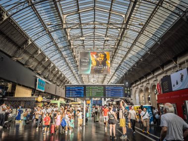 PARIS, FRANCE - 22 Haziran 2025: Paris Gare de l 'Est' in ana salonu, büyük kalkış panoları, kemerler ve yolcular. SNCF tarafından işletilen Gare de l 'est bir Paris tren istasyonu, bir toplu taşıma merkezi..