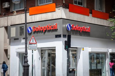 VALENCIA, İspanya - 10 Nisan 2025: Valencia 'daki mağazalarının tek kişilik logosu. Soloptik bir İspanyol optik zinciri..