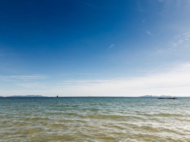 Fransız Rivierası 'ndaki La Londe les Maures' da Akdeniz 'in engin suları, mavi gökyüzü ve ufuktaki Iles d' Or ile birlikte Rade d 'Hyeres' in içinde..