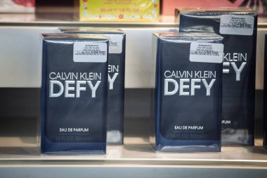 BELGRAD, SERBIA - 10 AĞUSTOS 2025: Calvin Klein 'ın Kutuları Belgrad, Sırbistan' daki parfüm mağazasının rafında sergilenen erkeklere karşı koyan ABD 'li moda perakende zinciri..