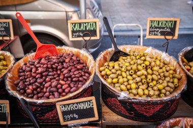 LA LONDE, FRANCE - SEPTEMBER 28, 2025: La Londe les Maures 'daki Provence pazarında satılık zeytin çeşitleri, yeşil ve koyu çeşitleri tatmaya hazır.