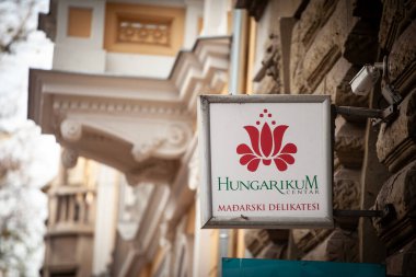 SUBOTICA, SERBIA - 16 Kasım 2025: Sırbistan 'ın Subotica kentindeki Macar toplumuna Macar ürünleri satan bir süpermarket olan Macar Centar tabelasına yakın çekim.