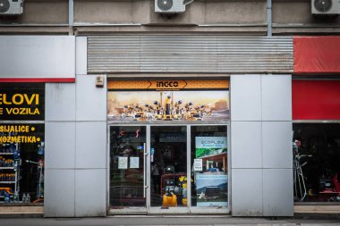 BELGRAD, SERBIA - 24 Haziran 2023: Ingco logosu ile mağaza önü ve Belgrad 'da bir araç reçetecisinde markalaşma. Ingco, Çin 'de elektrik, inşaat ve DIY pazarlarında el aletleri ile bilinen bir araçtır..