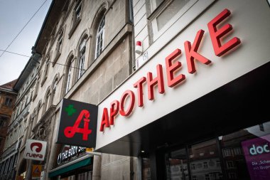 GRAZ, AUSTRIA - 22 Aralık 2024: Avusturyalı eczane tabelası üzerinde 